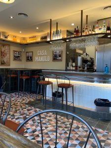 Barra y suelo hidráulico en Casa Manolo, Sevilla